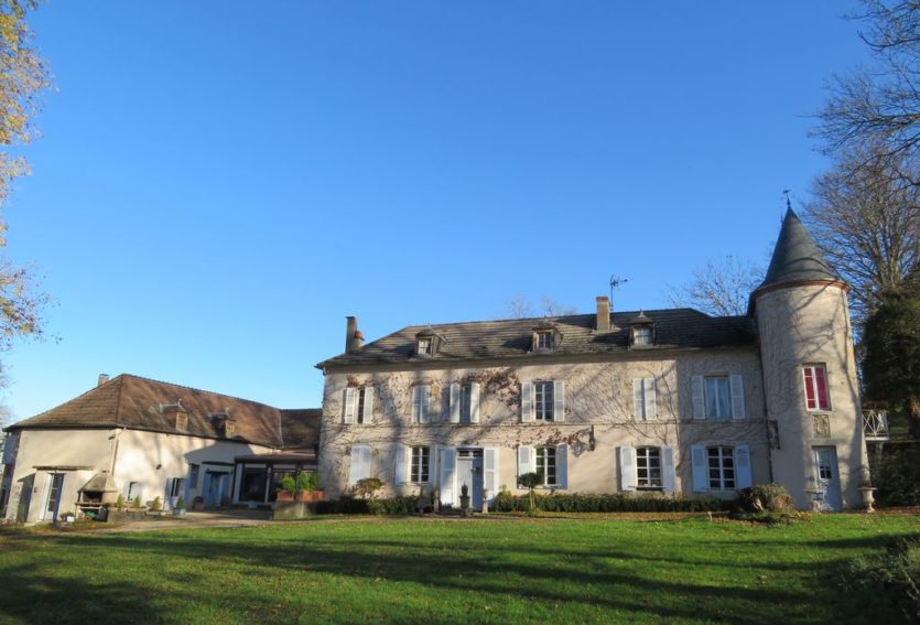 Château avec 4 gîtes dans un parc de 5 ha proche de Vichy.