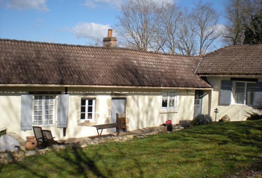 Château avec 4 gîtes dans un parc de 5 ha proche de Vichy.