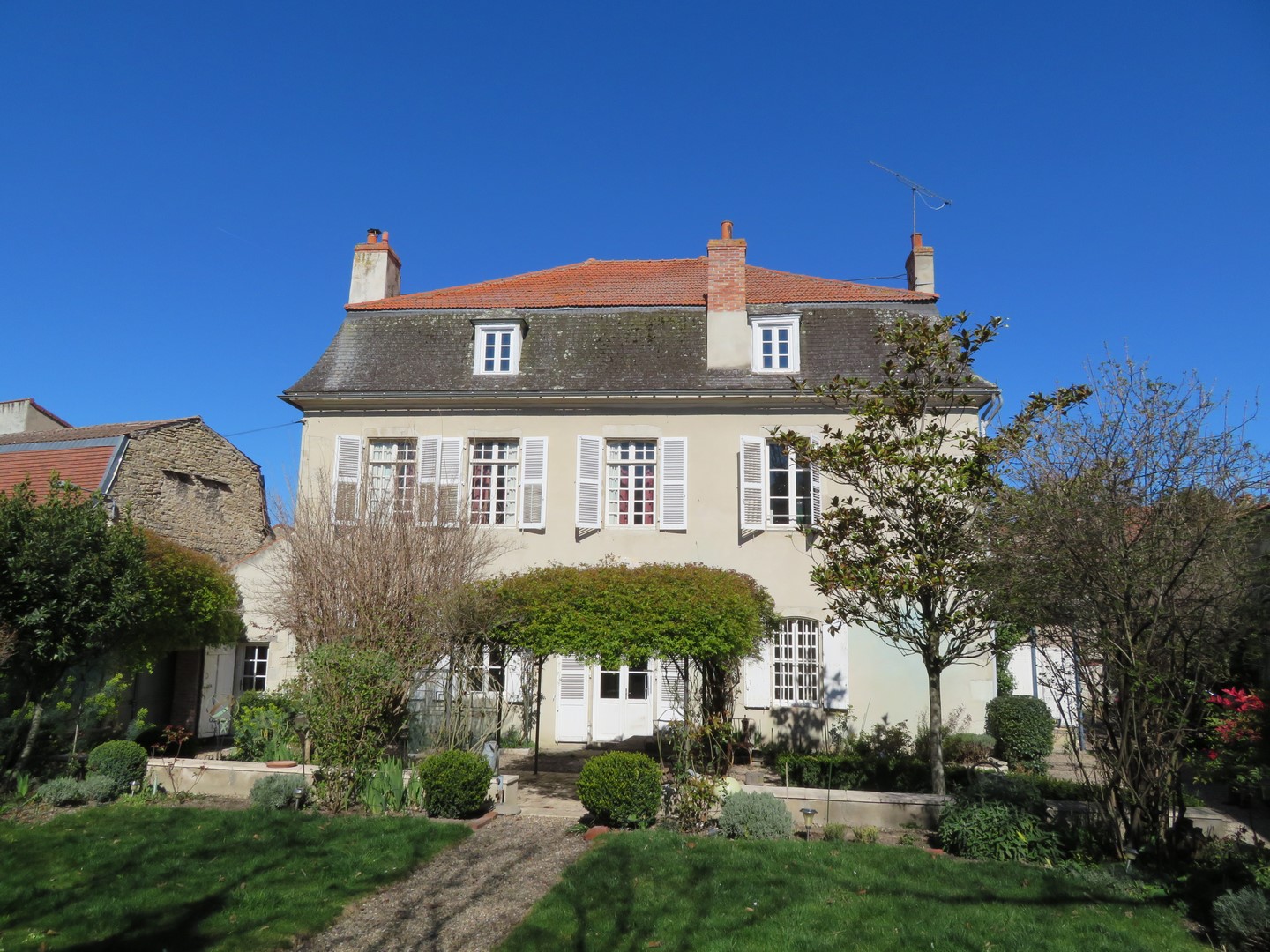 Maison de Maître des XVIIIe et XIXe siècles à Gannat avec jardin et ...