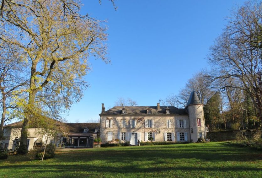 Château avec 4 gîtes dans un parc de 5 ha proche de Vichy.