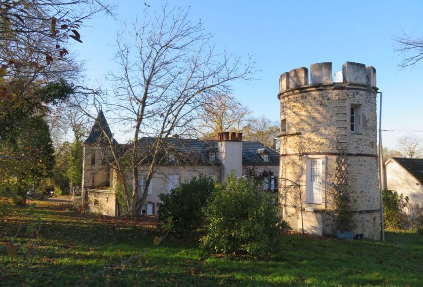Château avec 4 gîtes dans un parc de 5 ha proche de Vichy.