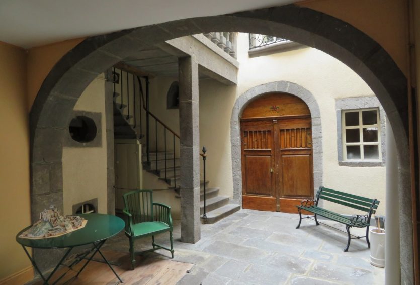 Hôtel particulier des XVIIe et XVIIIe siècles avec garage à Riom.