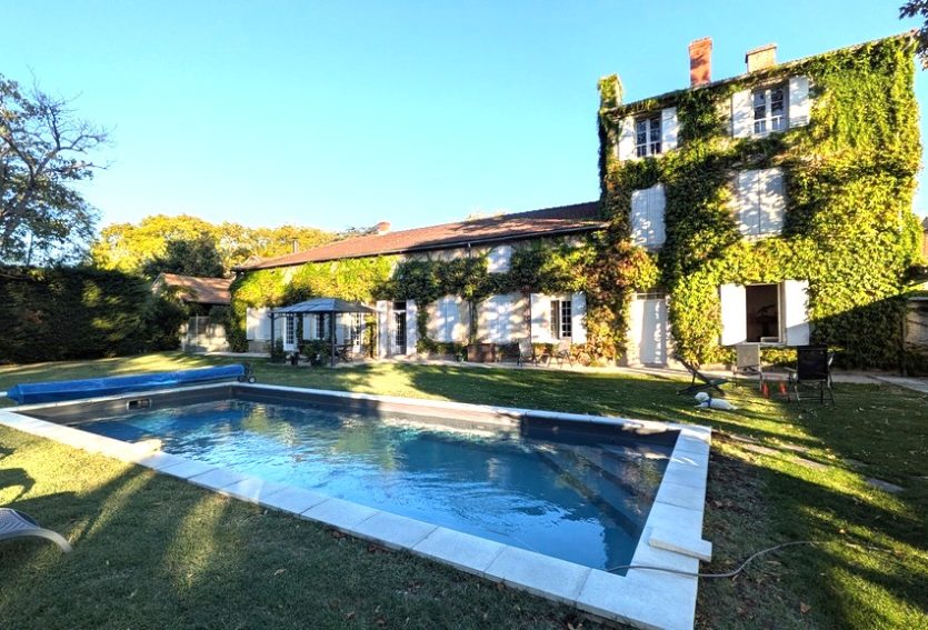 Demeure des XVIIIe et XIXe siècles avec maison annexe et parc à 14 km de Vichy.