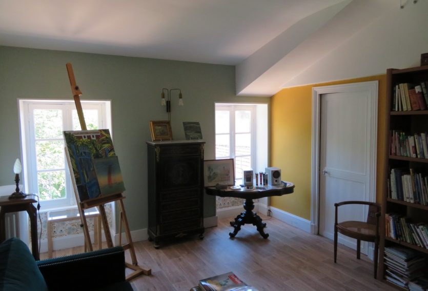 Demeure des XVIIIe et XIXe siècles avec maison annexe et parc à 14 km de Vichy.