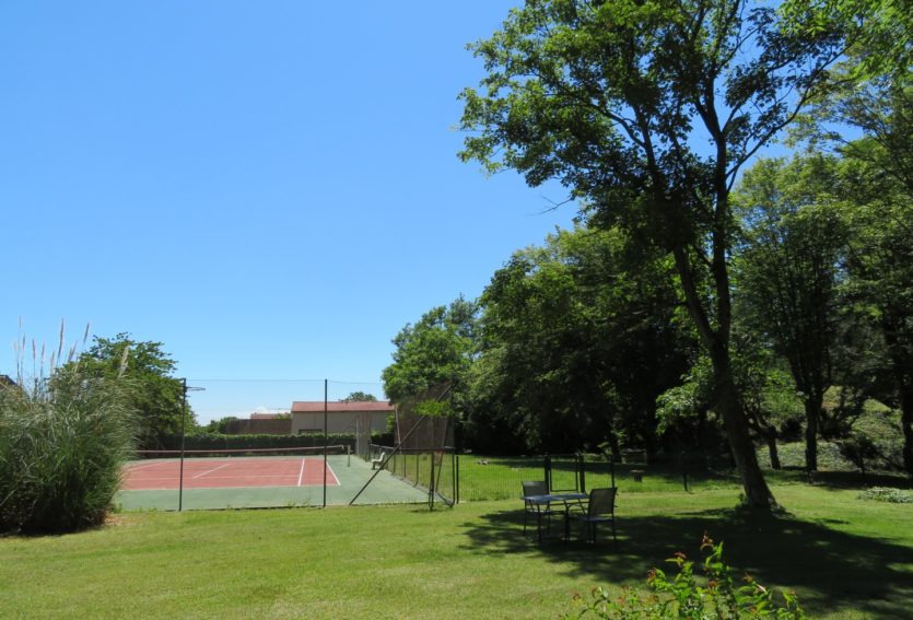Demeure des XVIIIe et XIXe siècles avec maison annexe et parc à 14 km de Vichy.