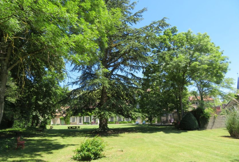 Demeure des XVIIIe et XIXe siècles avec maison annexe et parc à 14 km de Vichy.