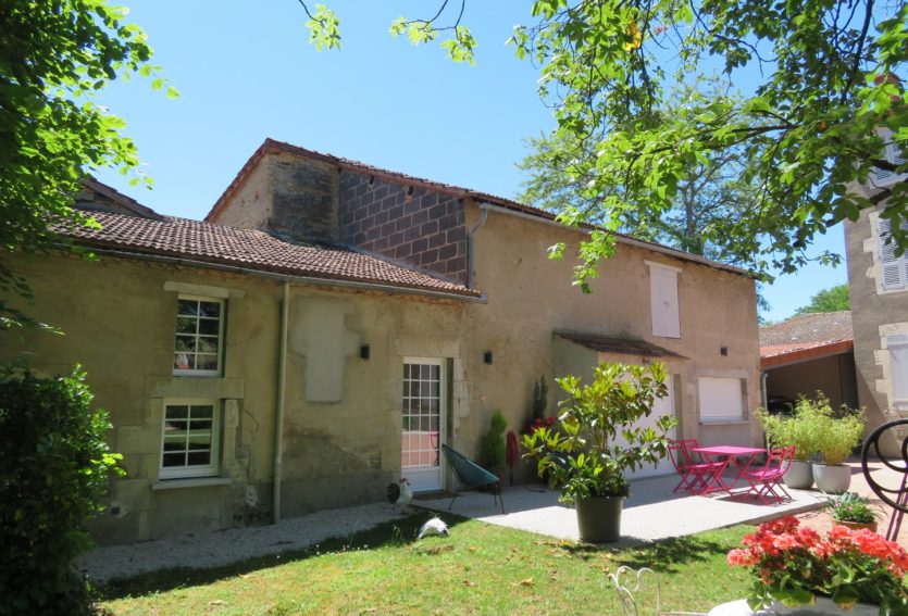 Demeure des XVIIIe et XIXe siècles avec maison annexe et parc à 14 km de Vichy.
