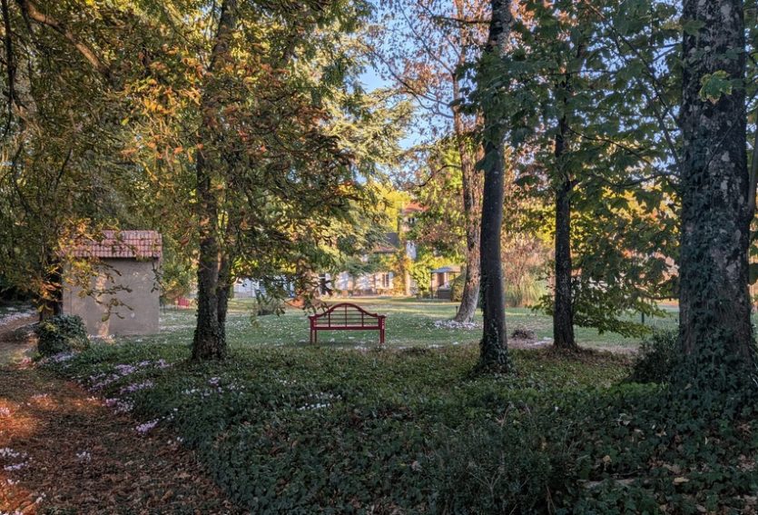 Demeure des XVIIIe et XIXe siècles avec maison annexe et parc à 14 km de Vichy.