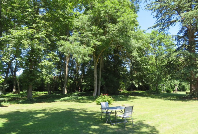 Demeure des XVIIIe et XIXe siècles avec maison annexe et parc à 14 km de Vichy.