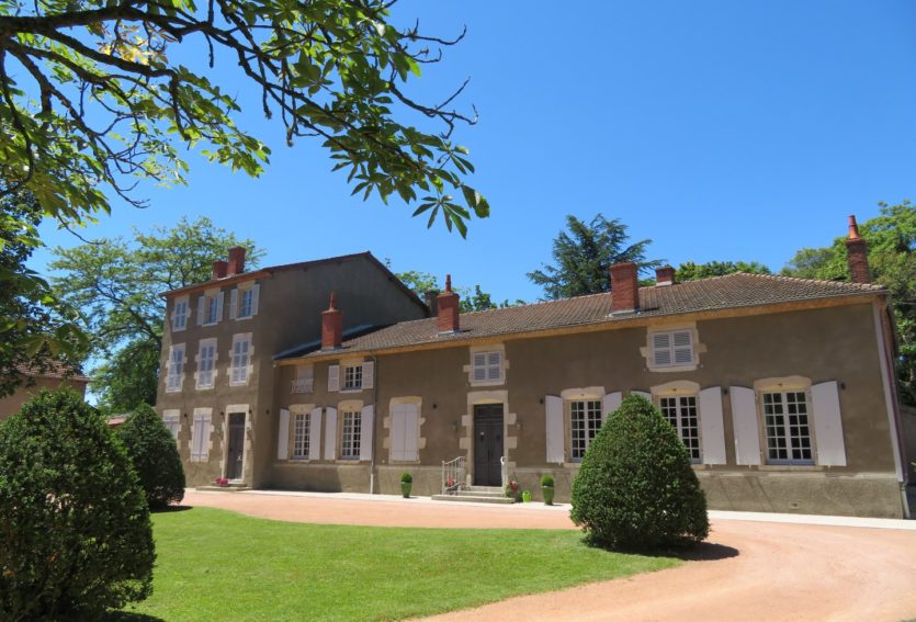 Demeure des XVIIIe et XIXe siècles avec maison annexe et parc à 14 km de Vichy.