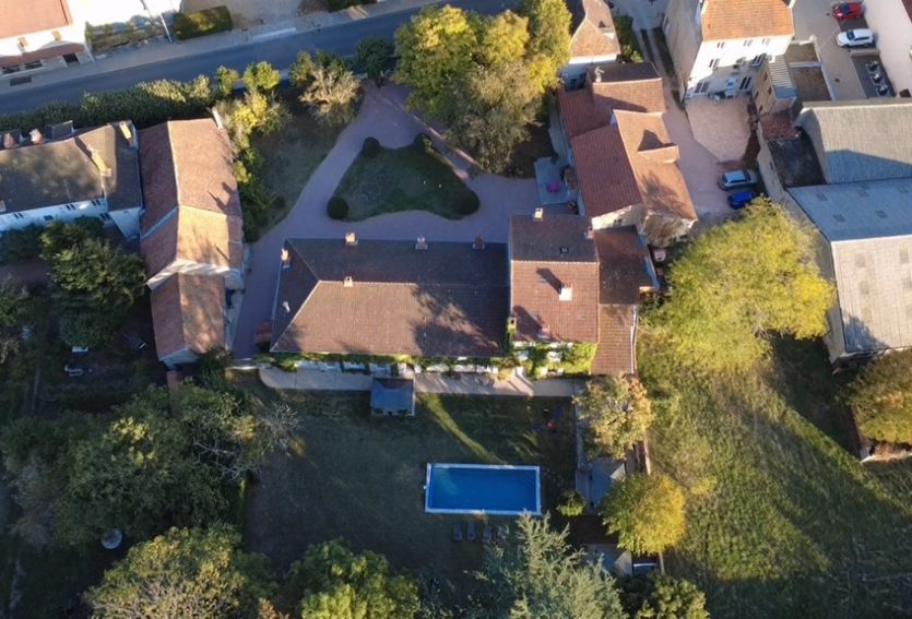 Demeure des XVIIIe et XIXe siècles avec maison annexe et parc à 14 km de Vichy.