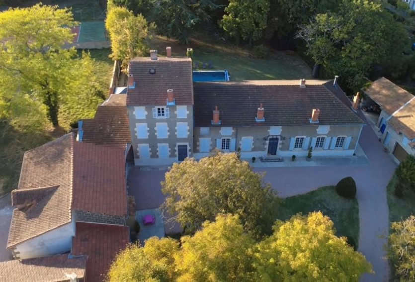 Demeure des XVIIIe et XIXe siècles avec maison annexe et parc à 14 km de Vichy.
