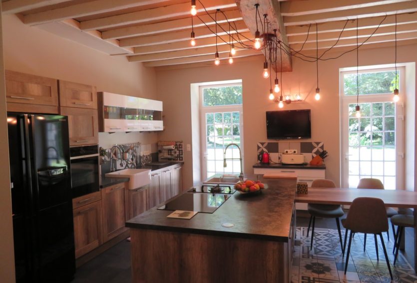 Demeure des XVIIIe et XIXe siècles avec maison annexe et parc à 14 km de Vichy.