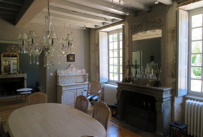 Demeure des XVIIIe et XIXe siècles avec maison annexe et parc à 14 km de Vichy.