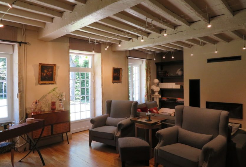 Demeure des XVIIIe et XIXe siècles avec maison annexe et parc à 14 km de Vichy.