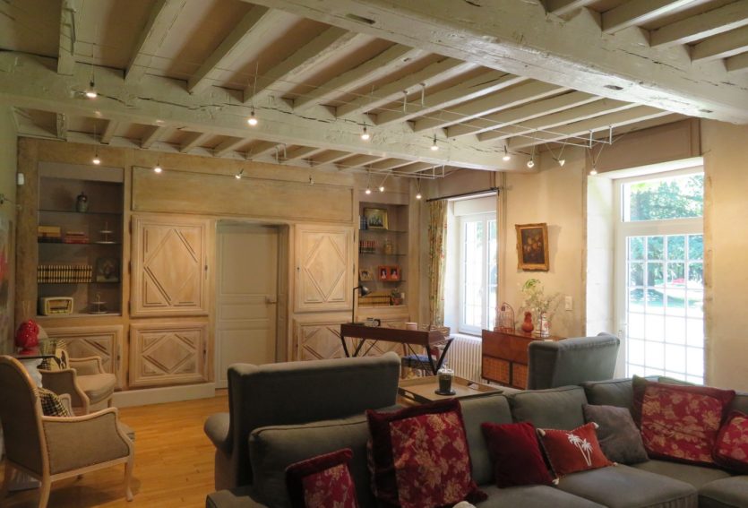 Demeure des XVIIIe et XIXe siècles avec maison annexe et parc à 14 km de Vichy.