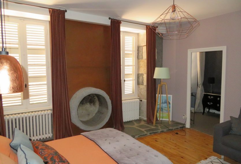 Demeure des XVIIIe et XIXe siècles avec maison annexe et parc à 14 km de Vichy.