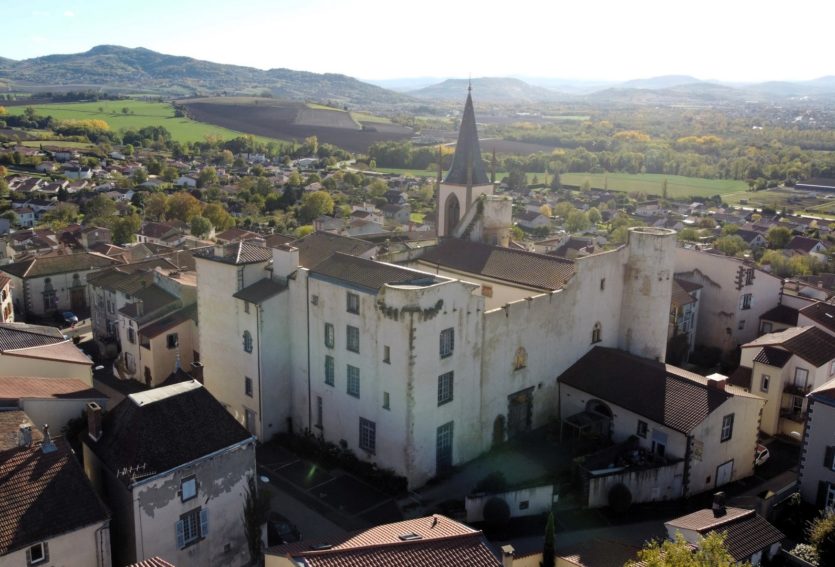 Château ISMH des XIIe et XIIIe siècles à 17 km de Clermont-Ferrand.