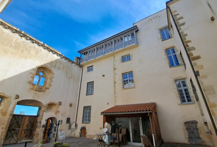 Château ISMH des XIIe et XIIIe siècles à 17 km de Clermont-Ferrand.