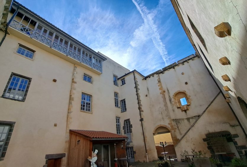 Château ISMH des XIIe et XIIIe siècles à 17 km de Clermont-Ferrand.