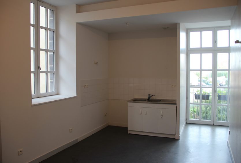 Château ISMH des XIIe et XIIIe siècles à 17 km de Clermont-Ferrand.