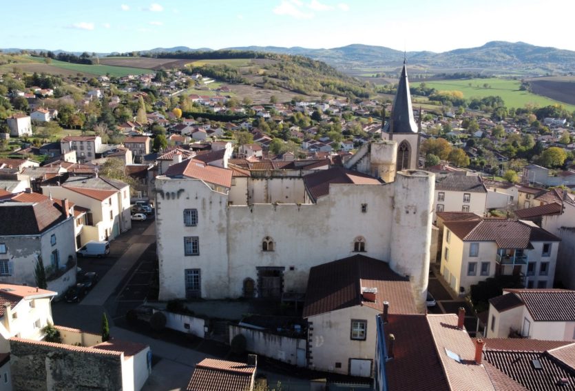 Château ISMH des XIIe et XIIIe siècles à 17 km de Clermont-Ferrand.