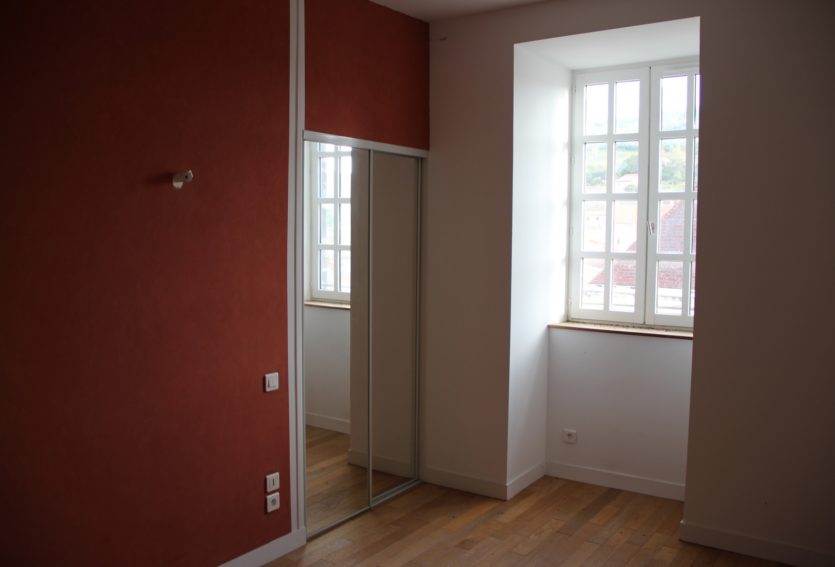 Château ISMH des XIIe et XIIIe siècles à 17 km de Clermont-Ferrand.