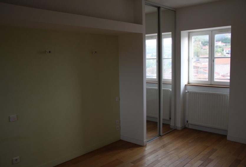 Château ISMH des XIIe et XIIIe siècles à 17 km de Clermont-Ferrand.