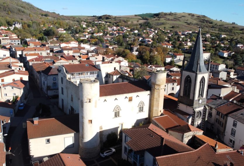 Château ISMH des XIIe et XIIIe siècles à 17 km de Clermont-Ferrand.