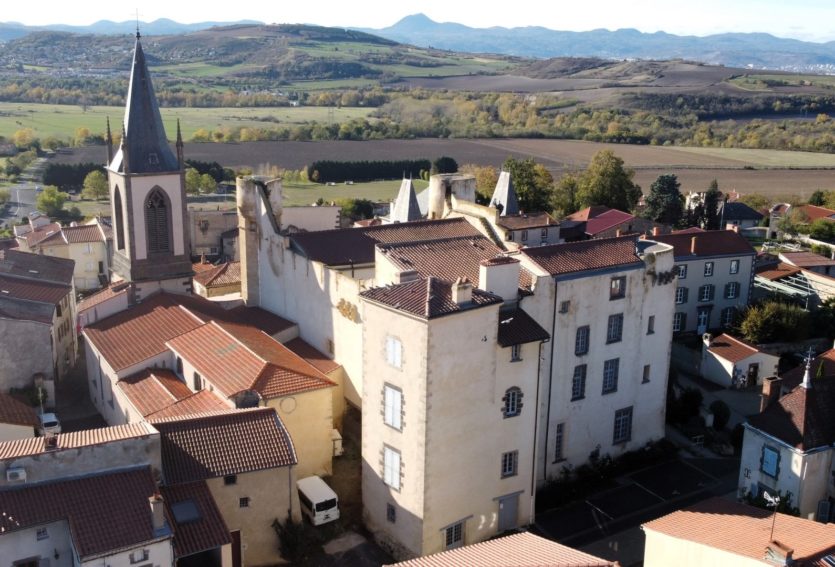 Château ISMH des XIIe et XIIIe siècles à 17 km de Clermont-Ferrand.