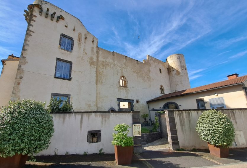 Château ISMH des XIIe et XIIIe siècles à 17 km de Clermont-Ferrand.