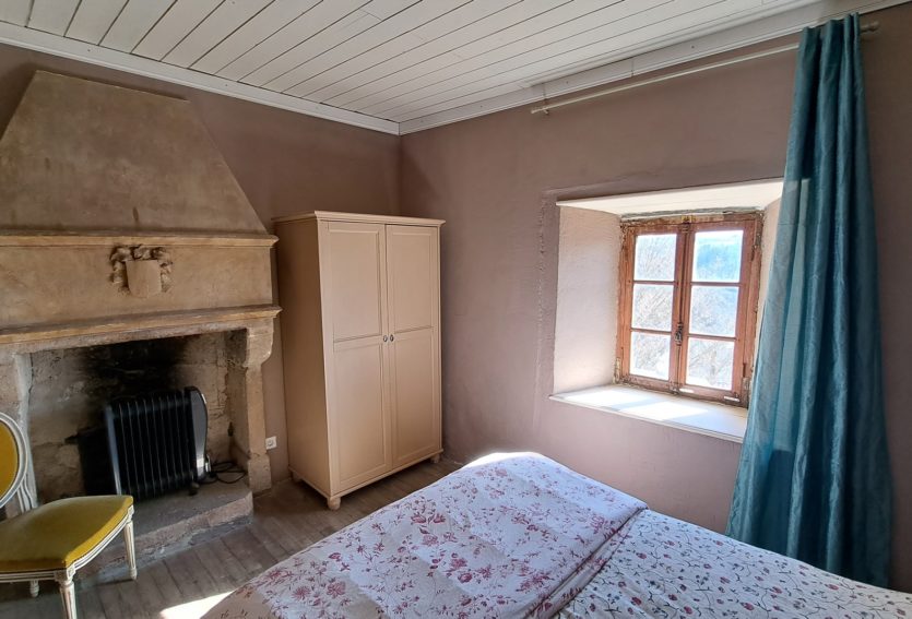 Château ISMH des XIIIe et XVe siècles à 20 kms de Thiers