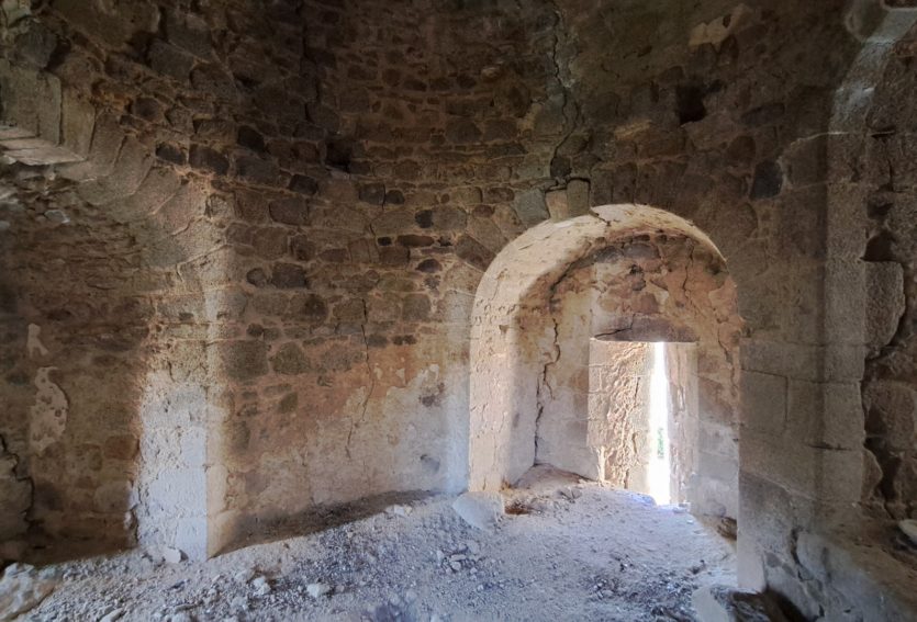 Château ISMH des XIIIe et XVe siècles à 20 kms de Thiers