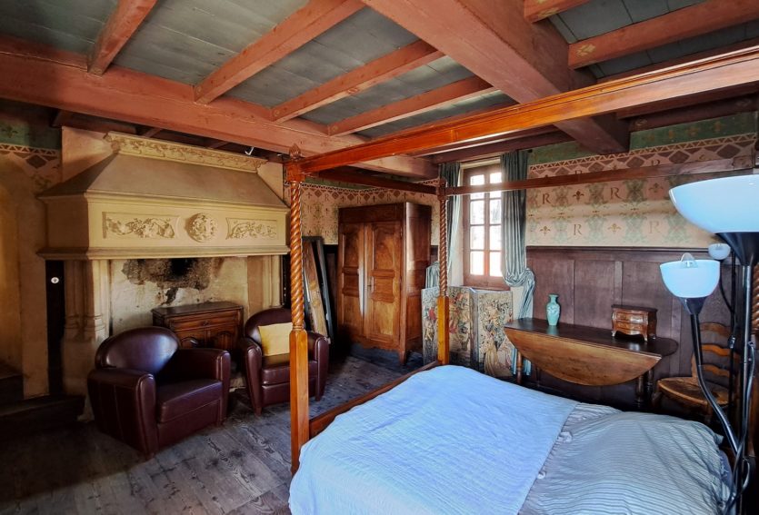 Château ISMH des XIIIe et XVe siècles à 20 kms de Thiers