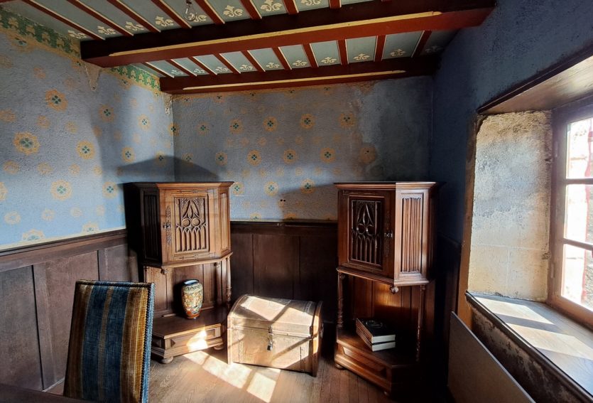 Château ISMH des XIIIe et XVe siècles à 20 kms de Thiers