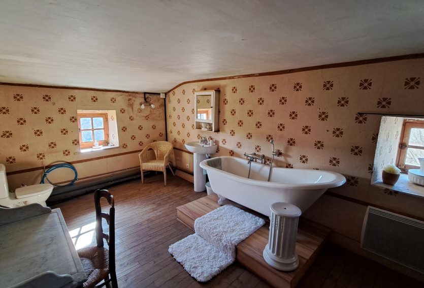 Château ISMH des XIIIe et XVe siècles à 20 kms de Thiers