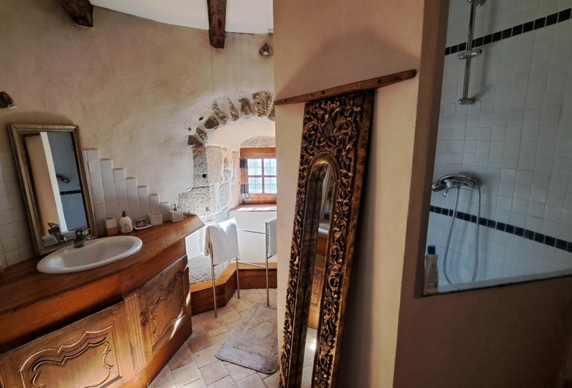 Château ISMH des XIIIe et XVe siècles à 20 kms de Thiers