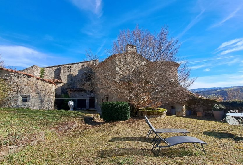 Château ISMH des XIIIe et XVe siècles à 20 kms de Thiers