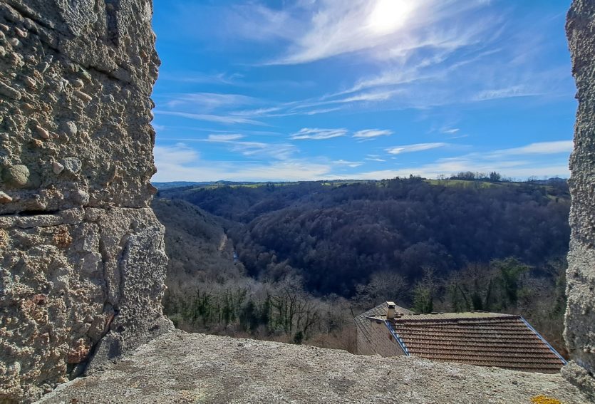 Château ISMH des XIIIe et XVe siècles à 20 kms de Thiers
