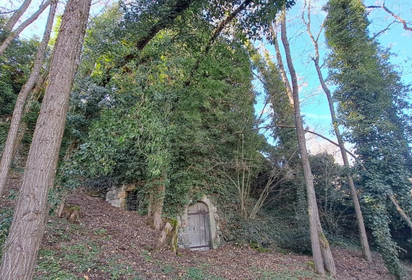 Château ISMH des XIIIe et XVe siècles à 20 kms de Thiers