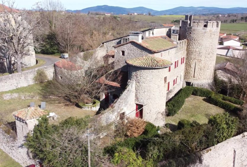 Château ISMH des XIIIe et XVe siècles à 20 kms de Thiers