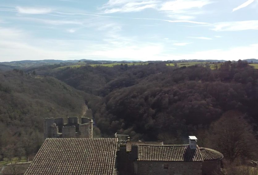 Château ISMH des XIIIe et XVe siècles à 20 kms de Thiers
