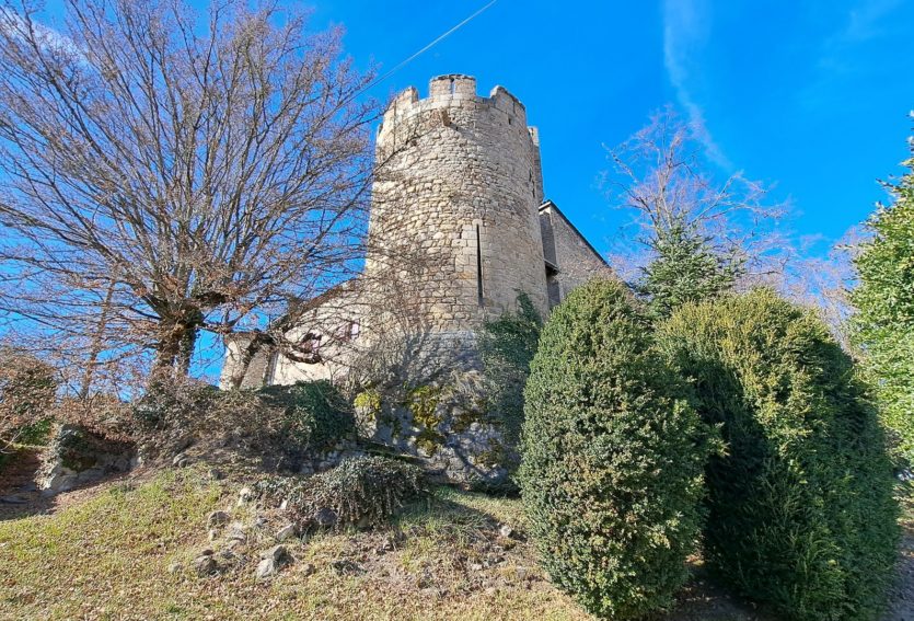 Château ISMH des XIIIe et XVe siècles à 20 kms de Thiers
