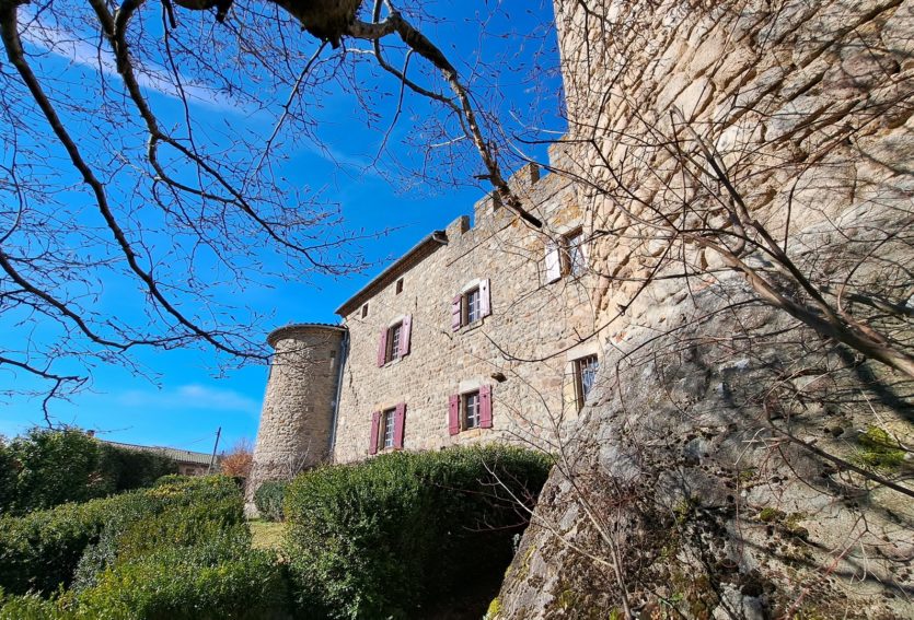 Château ISMH des XIIIe et XVe siècles à 20 kms de Thiers