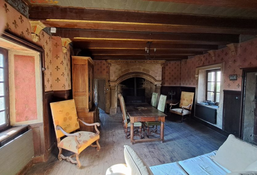 Château ISMH des XIIIe et XVe siècles à 20 kms de Thiers