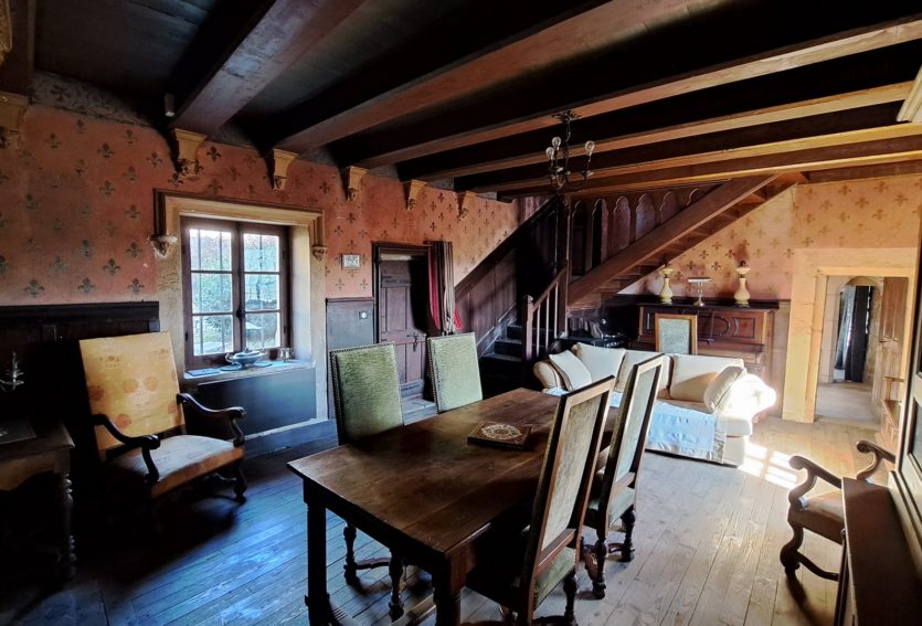 Château ISMH des XIIIe et XVe siècles à 20 kms de Thiers