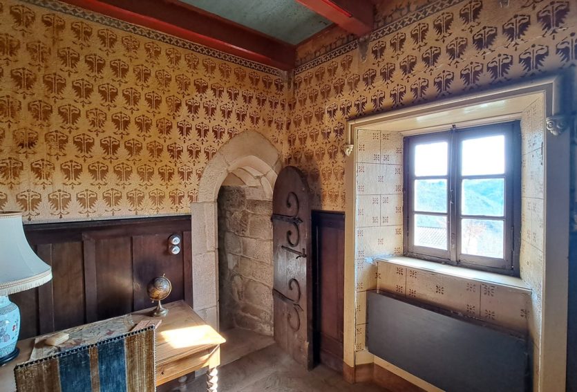 Château ISMH des XIIIe et XVe siècles à 20 kms de Thiers