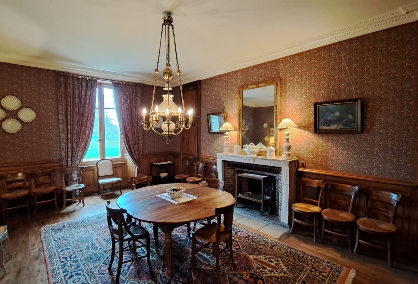 Château des XVIIIe et XIXe siècles avec dépendances dans le Cher