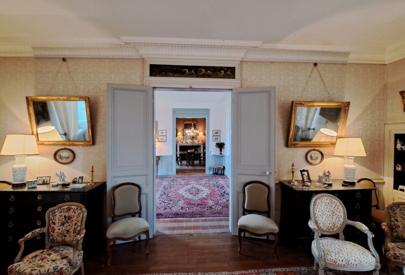 Château des XVIIIe et XIXe siècles avec dépendances dans le Cher