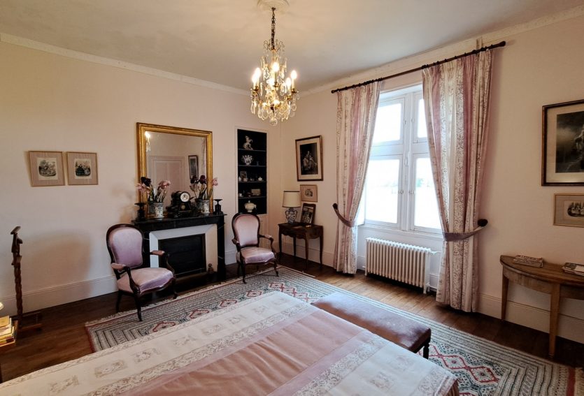 Château des XVIIIe et XIXe siècles avec dépendances dans le Cher